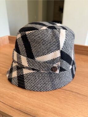 Burberry nova check wool bucket hat, sz small